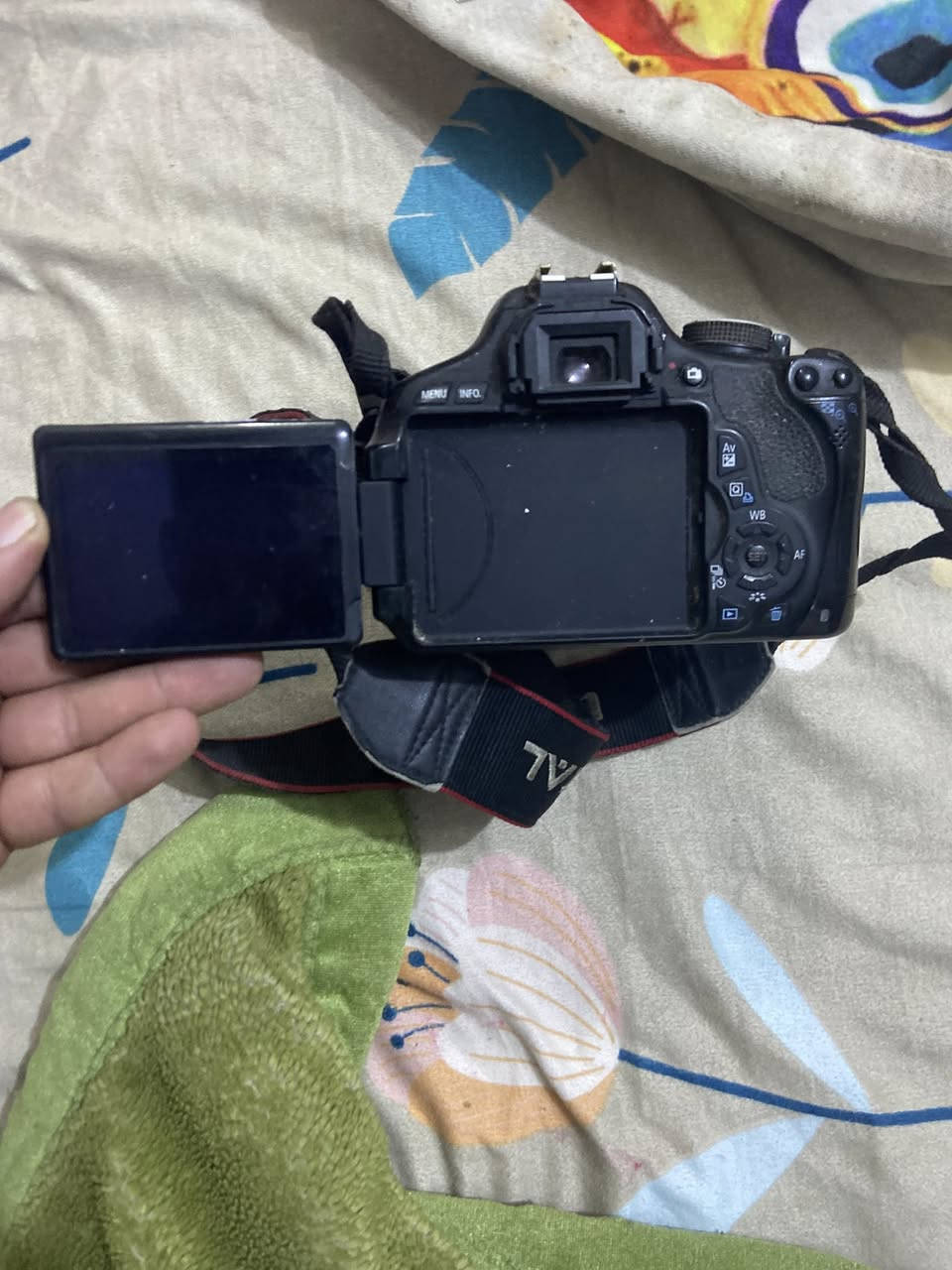 السلام عليكم كامره كانون للبيع نضيفه نقص بيها بس الشاحنه مال بطاريه موجوده جنطه مالتها السعر ٢٨٠وبيها مجال الاستفسار ***********بي واتساب
