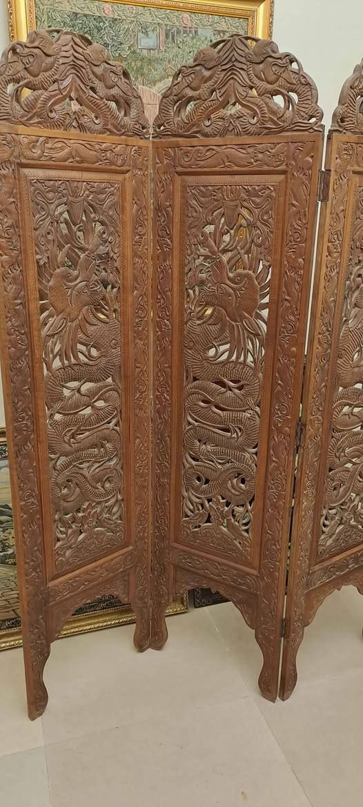 بارافان انتيك عمره اكثر من ٧٠ سنه الحاله ممتازه مقارنه بالعمر الزمنى له مصنوع من التيك وود حفر من الناحيتين يعنى البارافان من الناحيتين نفس الشغل ارتفاع ١٨٠ سم عرض الضلفه ٤٥ سم يعنى عرضه كله ١٣٥ سم مش بس بارافان لا ده قطعه انتيك كلها شغل حفر لا يتكرر كثيرا ولا حتى قليلا للبيع بسعر رائع للتواصل موبيل وواتساب ٠١٠٢٣٣٤٢٢٣٣ القاهرة, مصر


**إذا كنت صاحب هذا الإعلان وتريد حذفه لأي سبب، رجاءا أرسل رسالة إلى الدعم الفني**