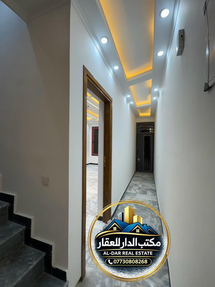 للبيع دار 150م  بناء حديث زيرو 
/ 📍في حي البنوك شارع المشاتل مقابل القناة

الواجهة 5م            النزال 30م 

يحتوي على ⬇️

الطابق الأرضي : مدخلين استقبال + مطبخ مفتوح على الصالة + غرفه نوم سويت + خدمات

الطابق الاول : 3 غرف نوم سويت + خدمات

الطابق الثاني : سطحين+ بيتونه

للاستفسار اكثر اتصال بالرقم التالي 
*********** 
او مراجعة مكتب الدار للوساطة العقارية الكائن في حي البنوك بداية شارع الكنيسة من جهة الجسر
