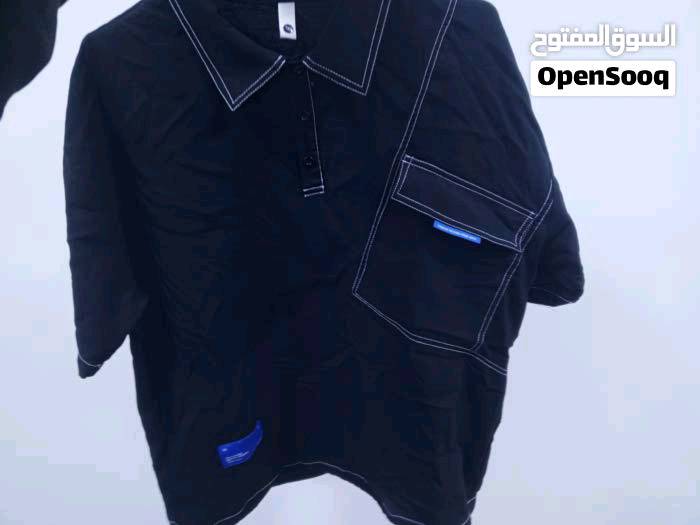 عندي تيشيرتين مميزين للبيع، الأول تيشيرت أسود بجيوب بارزة مع تطريز أبيض خفيف، مناسب للإطلالات الكاجوال أو الرياضية. الثاني بلوزة بلون رمادي مع تصميم مميز على الصدر بلون أخضر، يجمع بين الراحة والأناقة في آن واحد. كلاهما بحالة جديدة وجاهز للتوصيل داخل العراق.