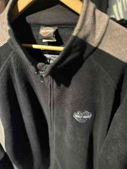 سويتر هارلي دافيدسون اصلي 
قياس 2X 
سعر 30 الف 
نضيفه جداً 
يوجد توصيل لجميع المحافظات 
***********
