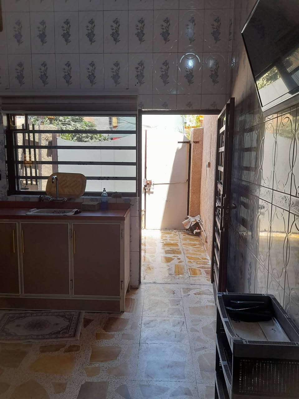 السلام عليكم بيت مساحة ١٣٥ واجهية ٨ ونص يحتوي غرفتين واستقبال وصالة ومطبخ طابق واحد 
وصحيات داخلية وخارجية كامل وجديد من جميع نواحي وبية حديقة خارجية الفرع مبلط كهرباء مي متوفر المكان بعقوبة ام الكرفس  السعر ٩٥ وبية مجال للتواصل على الرقم ***********
