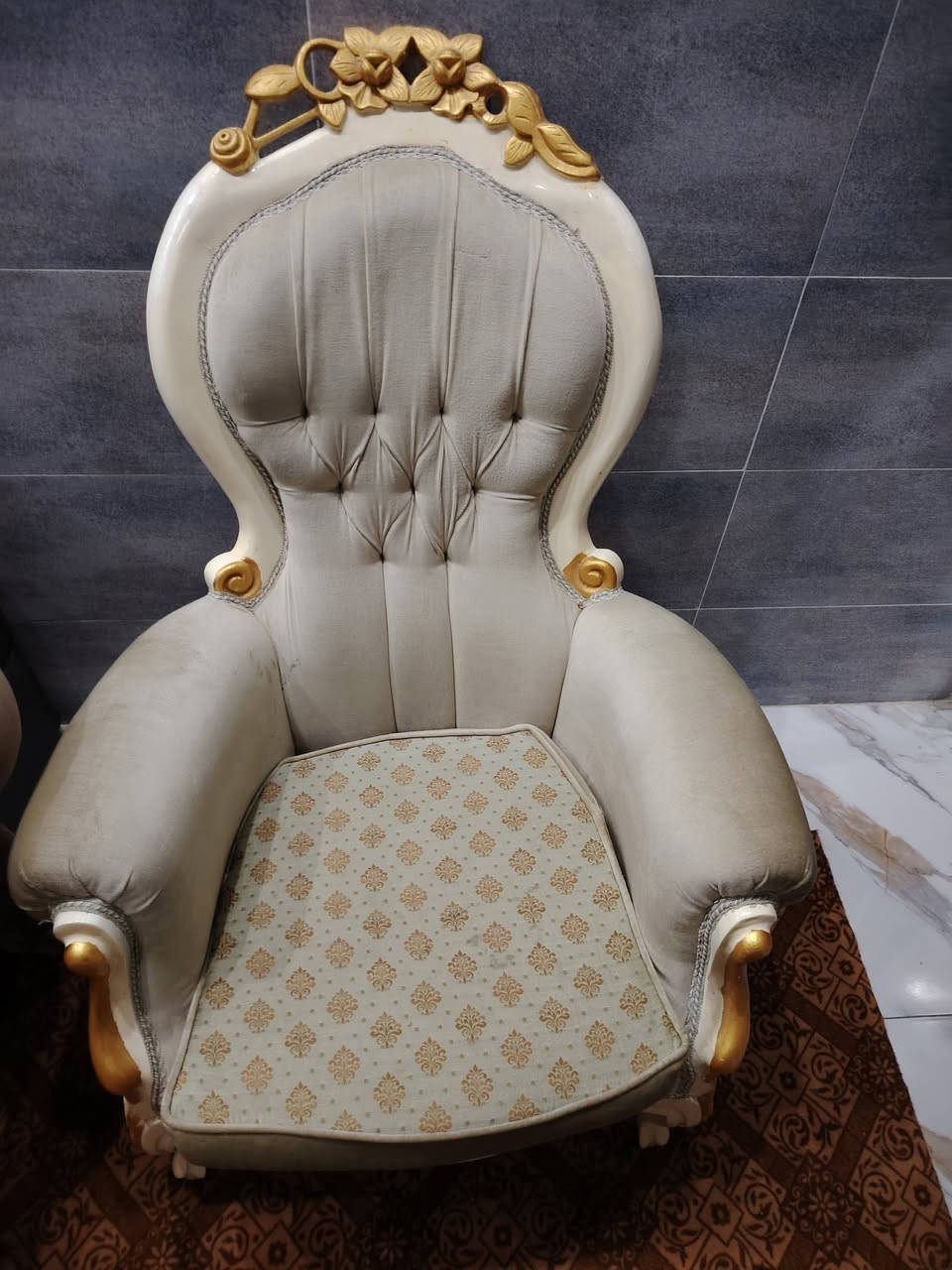 سلام وعليكم تخم بيع نضيف حال سعر ٢٠٠ الف بي مجال عنواني حي الاسره ***********
