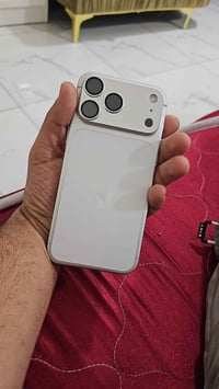 ايفون ١٧ برو ماكس جديد صارلي البارحه فتحته ايسم بدون شريحه عدد الدورات...