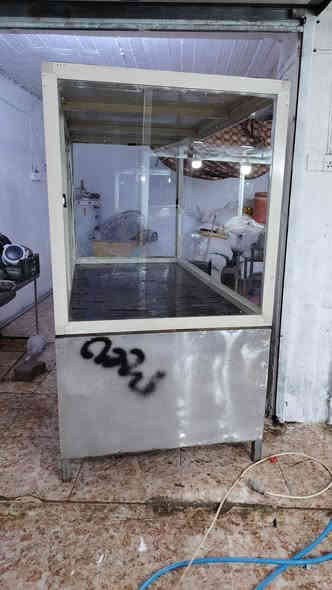 سلام عليكم، ميز او جامخانة مال خبز،للبيع مترين بمتر، درجة أولى، مكان قادسية للاستفسار، اتصل ***********
