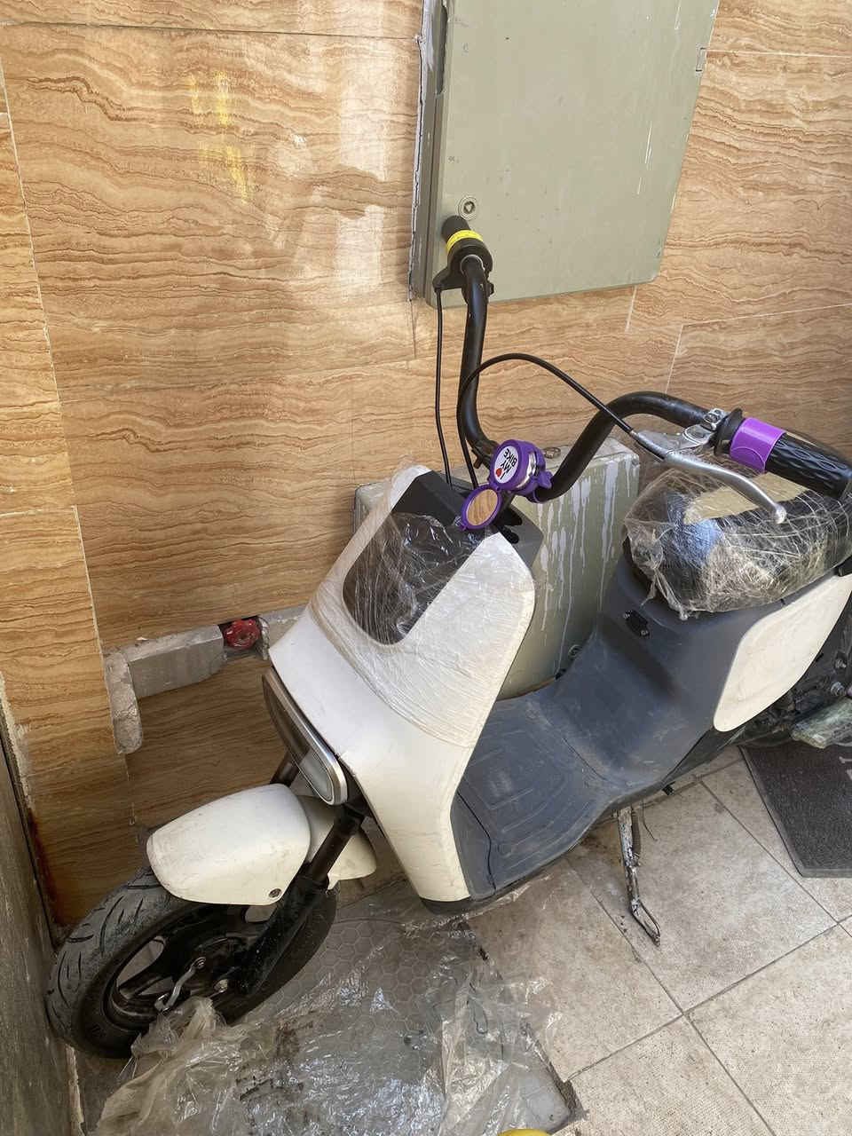 سلام عليكم دراجه شحن  للبيع من مكانها بغداد حي الجهاد سعرها 200 شغاله وتمشي سرعتها 35 40فقط يرادلها تبديل منفذ الشحن ب6 الف ***********واتساب واذا اكو مراوس ترهم
