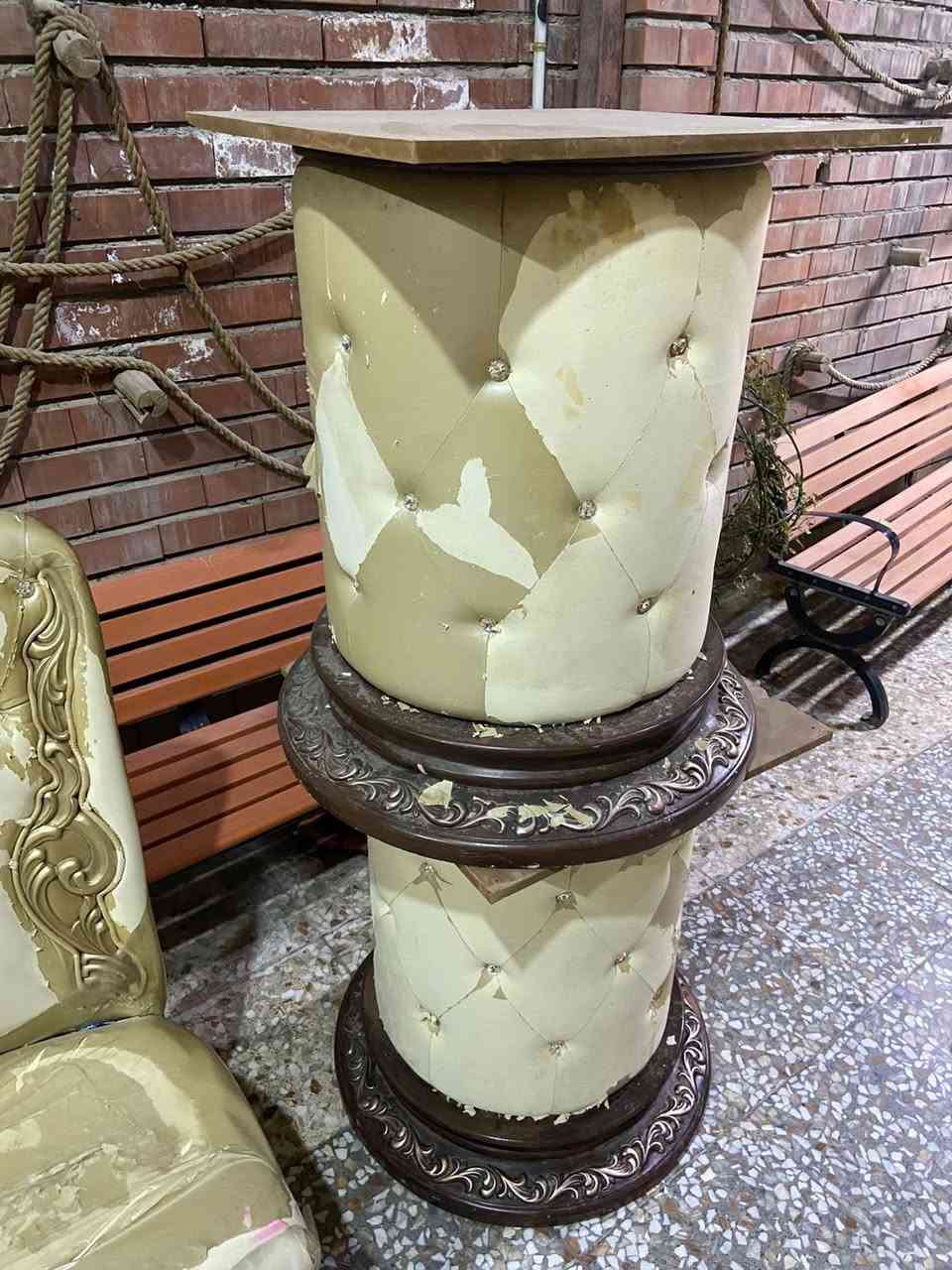 ميز مكتبي فخم مع( 8 )كراسي 🪑 مع طبله عدد( 2 )
للبيع بسعر (750)
الأغراض بيها أضرار ( *********** )
