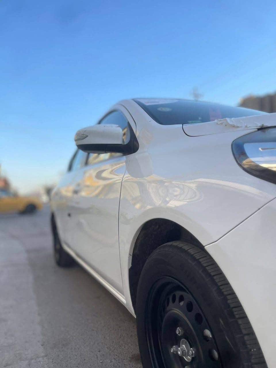 السلام عليكم
نيسان سني 2023
بعدها ع وضع الشركه 
ماشيه 50 km
 فوول مواصفات 
بصمه مري شفط 
تبريد بيانو شاشه كار بلي
جام كهرباء اشاير مري 
وبعد بيها مواصفات 
سياره كلش جديده 
رقم اربيل باسمي 
سنويه وهزه ورقم جديد
مكفوله بيها فقط جاملغ خلفي صبغ وبيها بارد كد شبر شرط السونار 
مكاني بغداد  السعر90 ورقه مستعجل عل بيع
شراي اتصل 

 ‭0771 770 5925‬
