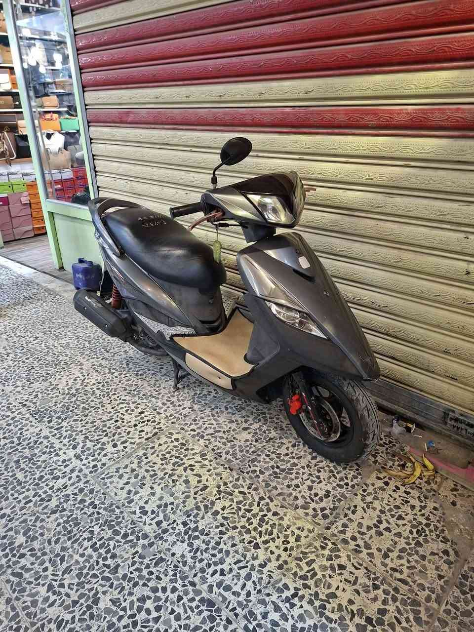 سلام عليكم شباب دراجه للبيع ثعلب مال رمبه بيها يدات رياضي وكاعيه رياضي لون رصاصي فيلي امانت الله ال دراجه جديده مكاني الحريه الاولى***********
