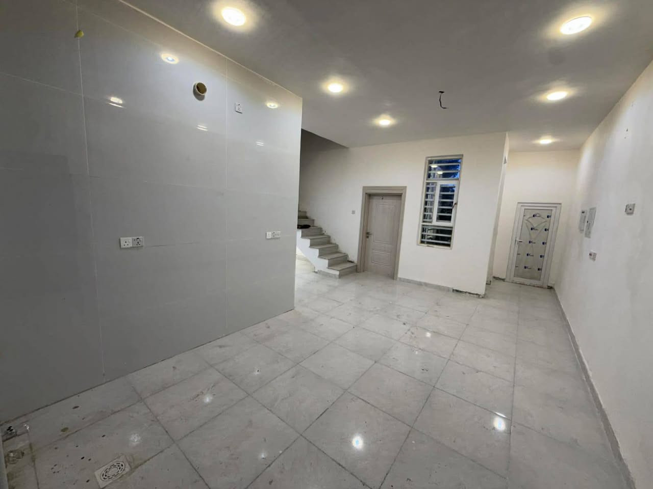 يوجد دار الايجار 
مساحته 105متر 
العنوان حي الجامعه قرب التانكي 
البيت يحتوي على غرفه نوم وصاله ومطبخ وصحيات داخلية وخارجية واستقبال وطارمه ومناور وسطح 
بناء حديث درجه اولى 
تاريخ البناء 2026
وبي منظومه غاز حديثه 
سطح مجهز بالتانكي والسخان 
والغساله وطباخ خارجي

الاستفسار اتصال على الارقام التاليه 
*********** بإدارة ابوامجد الكرعاوي العقار 
***********
*********** بإدارة ابورقيه العرداوي العقار 
*********** هذه الرقم بي بس واتساب فقط 

ومراجعه للمكتب اسم المكتب الغيث للعقار 

عنوان المكتب حي العسكري الاول قرب مطعم كباب نذير الشارع مباشره
