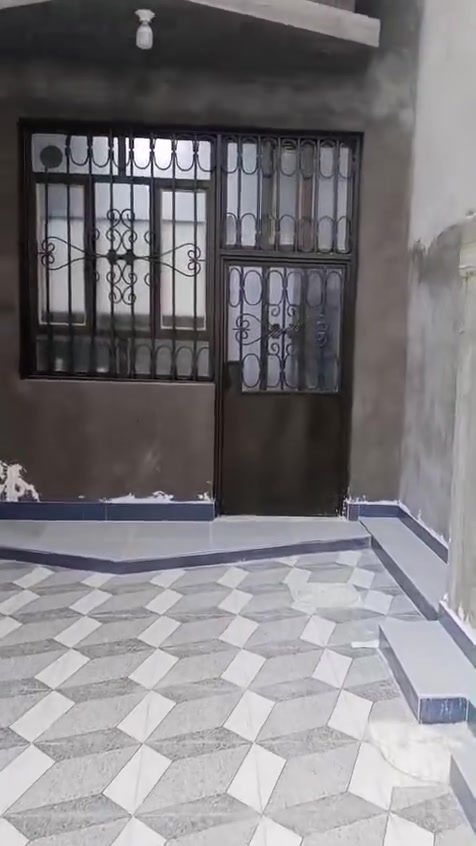 ‼️ السلام عليكم البيت للبيع المكان قضاء المدينه قرب مستشفى المدينه المنطقه الزوطيه البيت ع الشارع قرب المير عثمان يبعد ع المستشفى ٣ دقايق يبعد ع السوق ٥ دقايق المساحه 420 متر  
الغرفه ٢.  
هولين ٢ 
صحيات خارجيه او داخليه. 
حديقتين. خارجيه او داخليه. ٣ برحيات  
مطبخ حار +بارد. 
البيت حديث نفس ماتشوف  البيت بنا خير من الله. شرط درجه اوله. طابوگ. صب بنا. 100 💯 
المساحه الكليه 420 متر البيت كلش حلو 
الجوارين كلش خوش ناس  
السعر. تعال شوف البيت. او ابو عقار يقيم.  
الرقم *********** 
الشغل مرمر   شغل. كله درجه اوله.  ديكور المطبخ. 
البيت ينباع مع الاثاث. او بدون الاثاث
