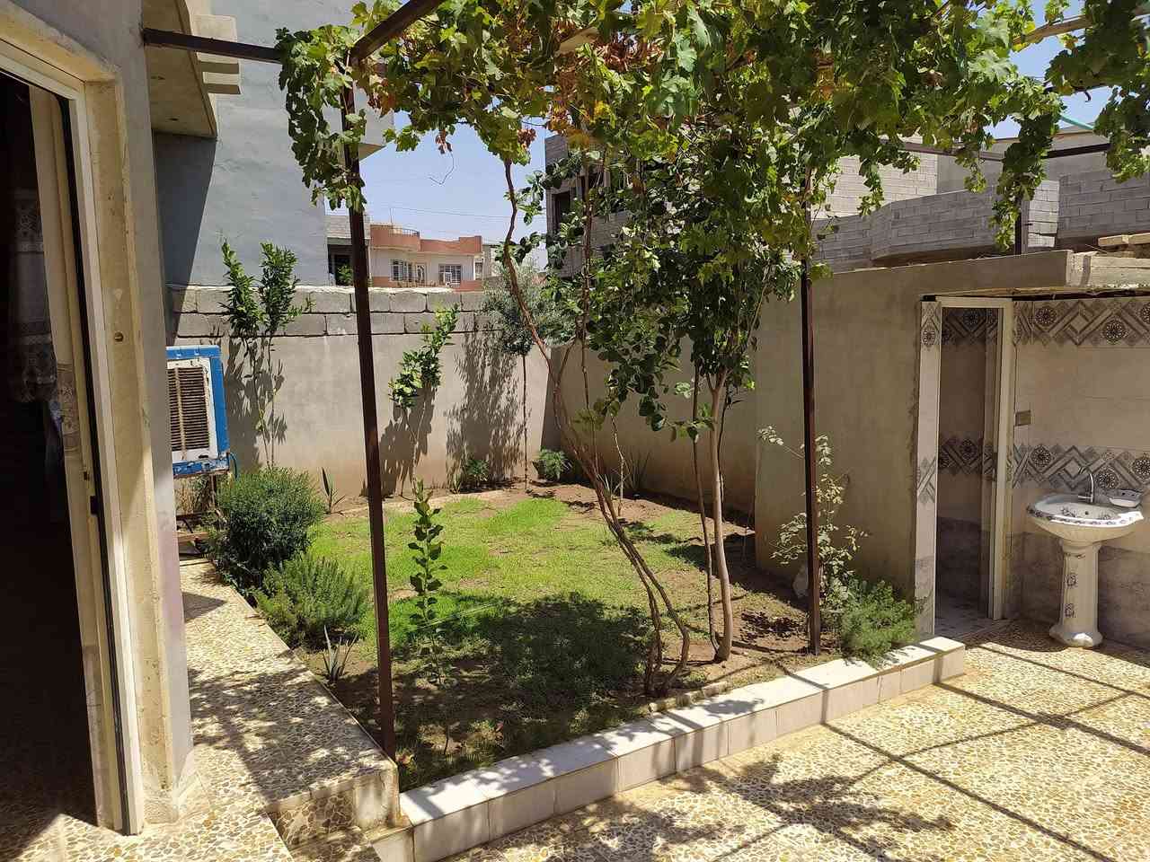 دار  للبيع حي الشيماء  جمعية الحدباء مساحه الدار 220م واجهه 11 طابق واحد بناء 2021 ثلاث غرف واستقبال ومطبخ حار ومطبخ بارد وحمام ومرافق 2 داخلي وخارجي وكراج وحديقه سعر الدار 105000000 مليون للاستفسار ***********
