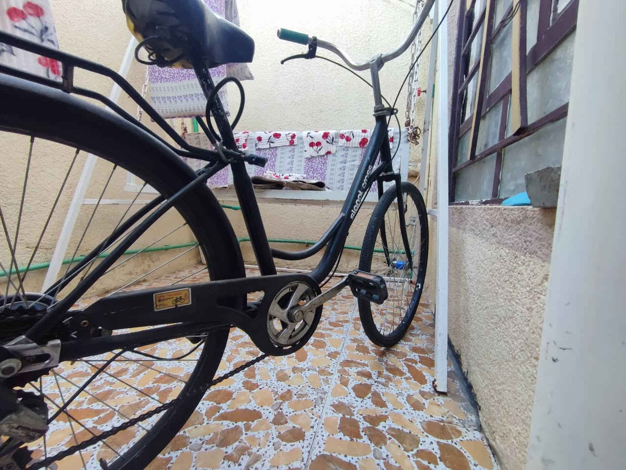 السلام عليكم ورحمة الله وبركاته عندي اغراض للبيع عاكسة وميزان ومكناسة كهربائية وبايسكل وتنور كهربائي الكل شغال وبيه ضمان فحص 
هذا رقمي *********** 
وكل الاغراض بيهن مجال العاكسة بس سعرها 100 وبيها مجال البايسكل 60 الميزان 15 والمكناسة الكهربائية 45  والتنور الكهربائي 15
