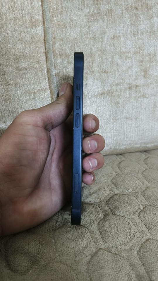 السلام عليكم آيفون 13عادي نموذجM. بطاريه 81 فيس إيدي شغال جهاز نضيف السعر425  ***********
