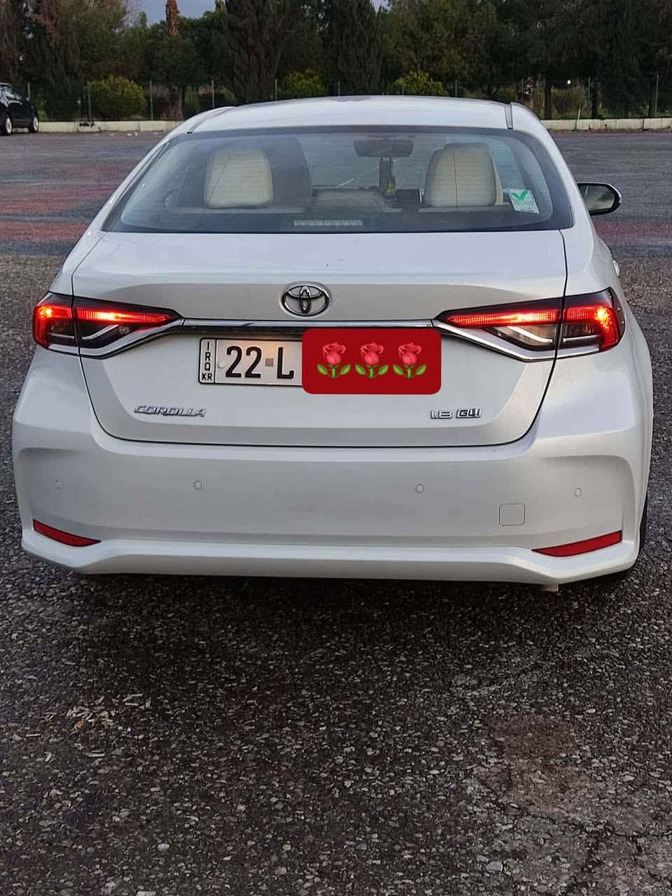 السلام عليكم كورولا (Corolla)
السيارة مرقمة (أربيل - 22) وجاهزة للتحويل

الموديل: 2024.
المحرك: 1.8L
الوارد: خليجي، ضمان شركة SAS 
الحالة: فول مواصفات، كهربائيات وكالة وبحالة ممتازة.
اللون أبيض صدفي مميز، فتحة سقف (Sunroof)، حساسات أمامية وخلفية أصلية.
الإضاءة: نظام إضاءة LED نهاري مع كشافات ضباب (Fog Lights).
العجلات: ويل كب (Rims) حجم 16 بوصة بتصميم الوكالة الأصلي.
نظيفة جداً، تحكم ستيرن كامل، شاشة لمس، وبصمة تشغيل.
النظام الهجين: السيارة مزودة بنظام hybrid لتوفير الوقود وأداء سلس.
 (الضرر):
السيارة بحالة الوكالة وبصبغ الشركة.
ملاحظة: يوجد ضرر بسيط جداً (مقدار شبر واحد) في منطقة البنيد، تم إصلاحه

﴿السعر:185$ وبيها مجال بسيط﴾
رقم الهاتف للتواصل: ***********
