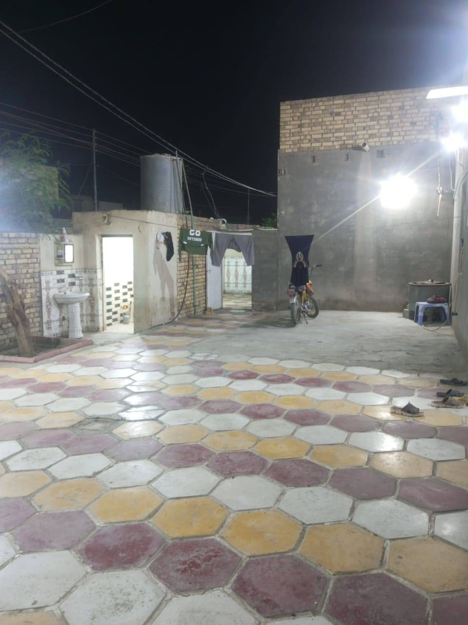 السلام عليكم 
بيت زراعي للبيع بلوك كهربائيّ عكادةالمساحة 400متر20×20طابق واحد
ديوانية12×4مع طارمة مع تواليت معزولة عن البيت 
3غرف كبيرة مساحة كل غرفة 5×4
استقبال داخلية 5×4للاهل والاقارب
مدخل البيت طول 3/50عرض 2/50
صالة طول 7و75عرض 4
مطبخ 4/4
حديقة داخلية على طول البيت4×20
حديقة خارجية متر على طول البيت 
كراج سيارة يتسع لسيارتين 
مكان مخصص لتربية الدجاج والطيور
حمام داخلي +تواليت عدد2
درج حديد خارج البيت 
درج داخلي 
ماء سيح +كهرباء +مولد 
شارع 10متر يبعد عن الشارع السايدين الجديد 150متر
مكان كلش حلو ومرتب مع العلم المنطقة مشمولة بالطابو وكافة الخدمات قريبآ
وحاليا يشتغلون بالشارع السايدين 
الياخذه مو خسران والله العظيم 
العنوان منطقة الصخيين شارع علي الاكبر ع
للاستفسار الاتصال على الارقام
***********واتساب 
***********
