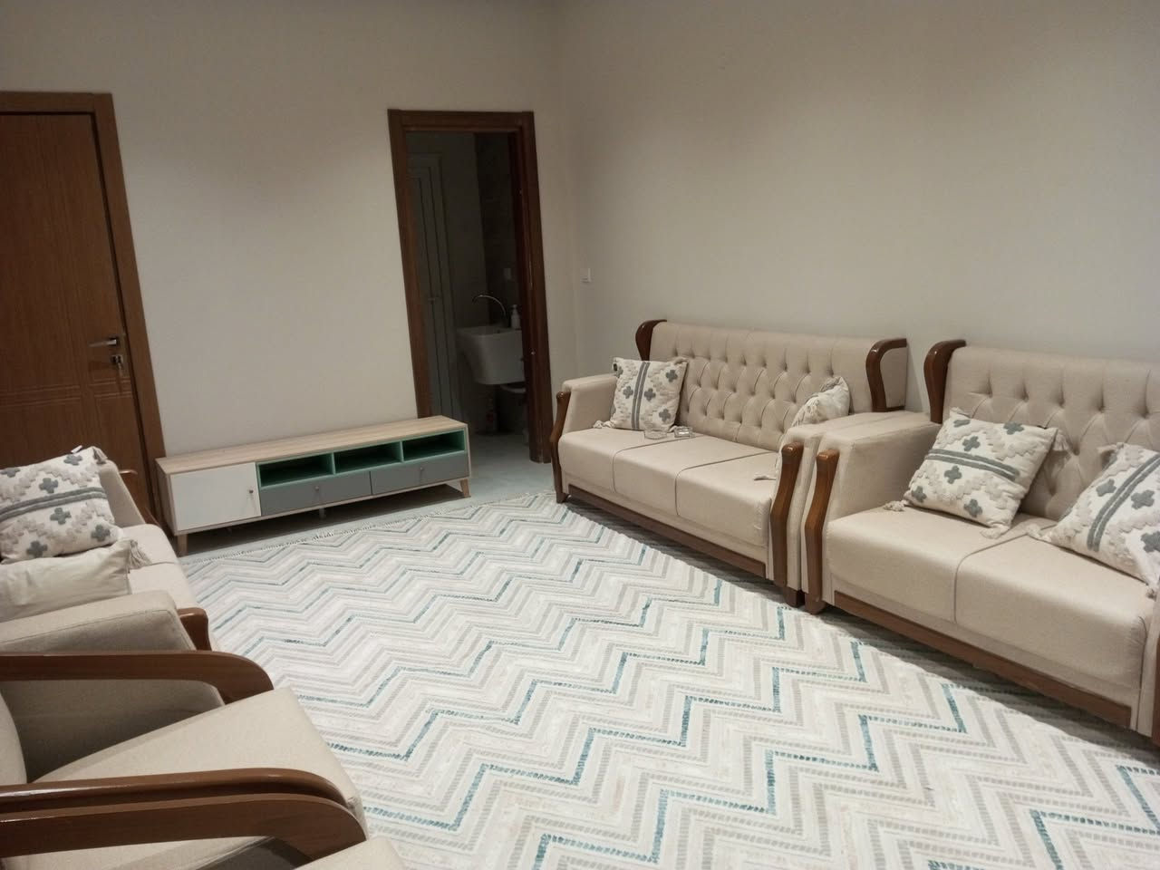 🏠 دارين متقابلين – موقع مميز جداً 
📍#بوابة_النجف_السكني– #المرحله_الرابعة 
──────────────────
📐 المساحة: 160متر 
⚡️بلوك: 13 +17
📌 واصل للشركة : 40
💰 السعر الكلي: 170
🏦 قرض مصرفي: 75
💵 يباع بتطلوعة مناسبة جداً جداً 
   جوه السوك سارع الحجز قبل فوات الفرصة
──────────────────
✨ مميزات العقار:
✔ موقع  قريب على السنتر الداخلي على شارع 12
✔ مناسبة جدًا لراحتك وراحة عائلتك
──────────────────
 📩للاستفسار والتواصل:
➡️ ابو يمان الشامي ***********
                               ***********
🏢 عنوان الشركة : المدينة المائية مجاور المركز التسويقي لمجمع بوابة النجف السكني➡️  👇 👇 👇 
✅️يتوفر لدنيا دور للبيع وللايجار والرهن في المجمع 
جميع الفئات والمراحل 
#المراحله_الأولى 
#المرحله_الثانيه 
#المرحله_الثالثة 
#المرحله_الرابعه 

❓️❓️مستعدون بيع وشراء واستقبال عروضكم في كافه المجمعات السكنية في النجف
