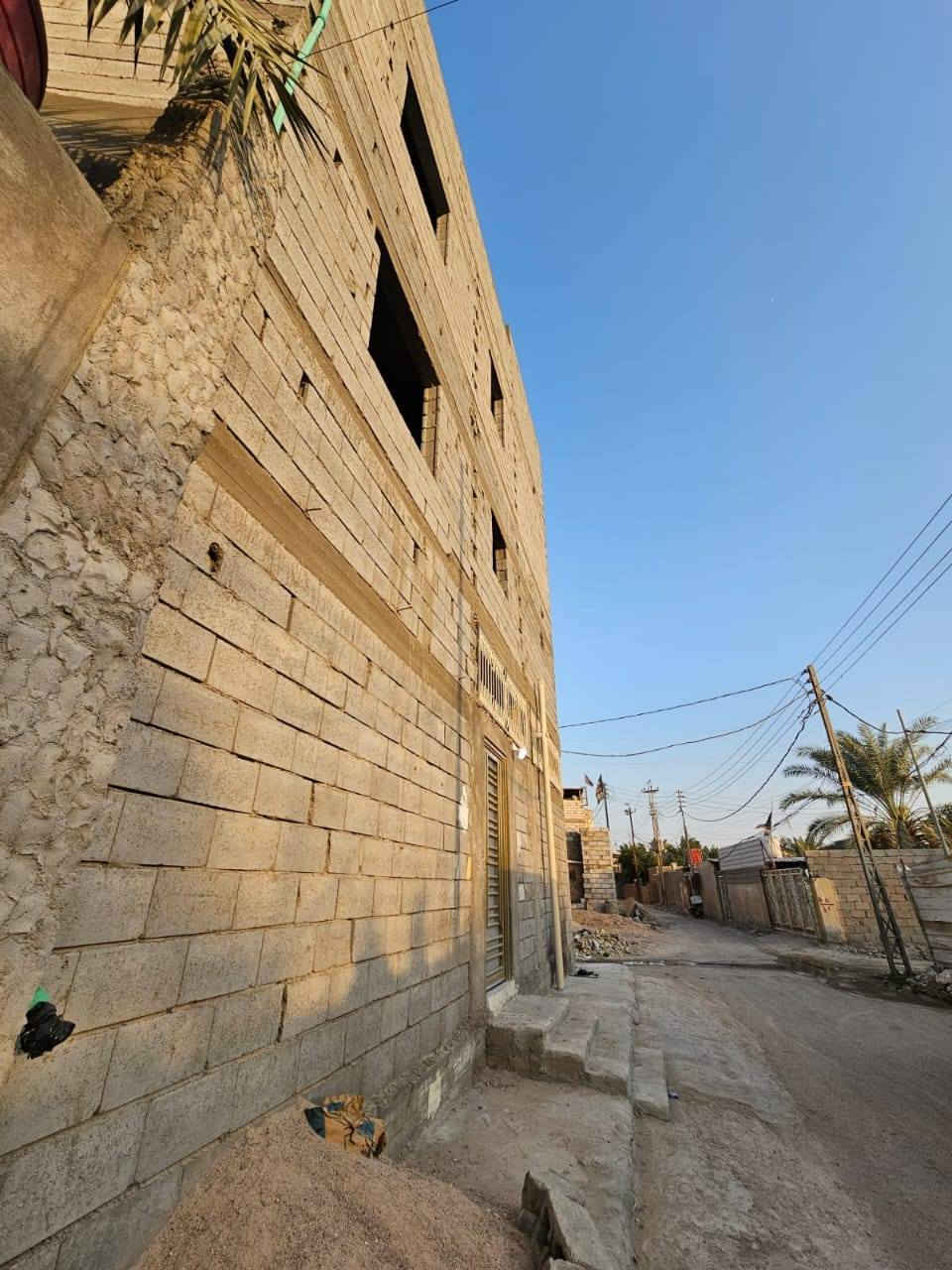 🏢 بناية تجارية للبيع – البصرة / أبي الخصيب / أبو مغيرة
بناية حديثة للبيع بمساحة 200 م²، موقع مميز وقريب من الشارع العام.
📍 الموقع:
ثاني عقار عن الشارع العام الداخلي (السايدين)
البصرة – أبي الخصيب – أبو مغيرة
📄 المستندات:
طابو صرف أرض – تحويل مباشر باسم المشتري
🏗️ تفاصيل البناية:
تتكون من 3 طوابق
بناء جديد
🔹 الطابق الأول (جاهز للسكن):
غرفتا نوم
صالتان
مطبخ
ديوانية
صحيات
كراج
🔹 الطابق الثاني والثالث (يحتاج تشطيب):
كل طابق يحتوي على شقتين
كل شقة تتكون من:
غرفتين
صالة
مطبخ
صحيات
✅ مناسبة للاستثمار أو السكن مع عائد تجاري ممتاز
📞 للاستفسار: *********** البصرة, العراق
