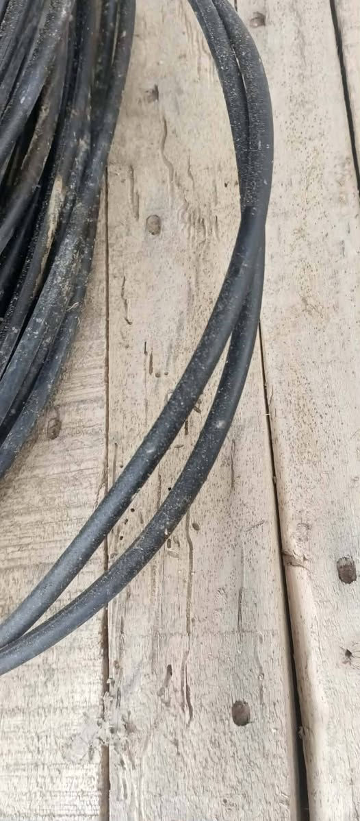 السلام عليكم...للبيع كيبـــل خطــــين التركي الأصلي 
كل خط سبع بتوت نظيف جداً لفه وحده 
مابيه اي قطع الطول 500متر المكان الحمزه الغربي منطقة الغزالي السعر خاص اواتصل ***********
