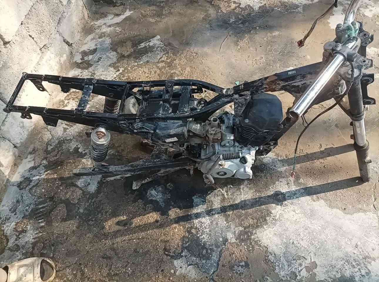 سلام عليكم بوكسر 22 اوراق الدراجه مفصخه محركها مامفتوح غراضهة كله كامله نقص دشبول وضفيره و وتخم اشاير  واكلوب امامي السعر 600 وبيهة مجال مكاني بابل لأسكندريه ***********
