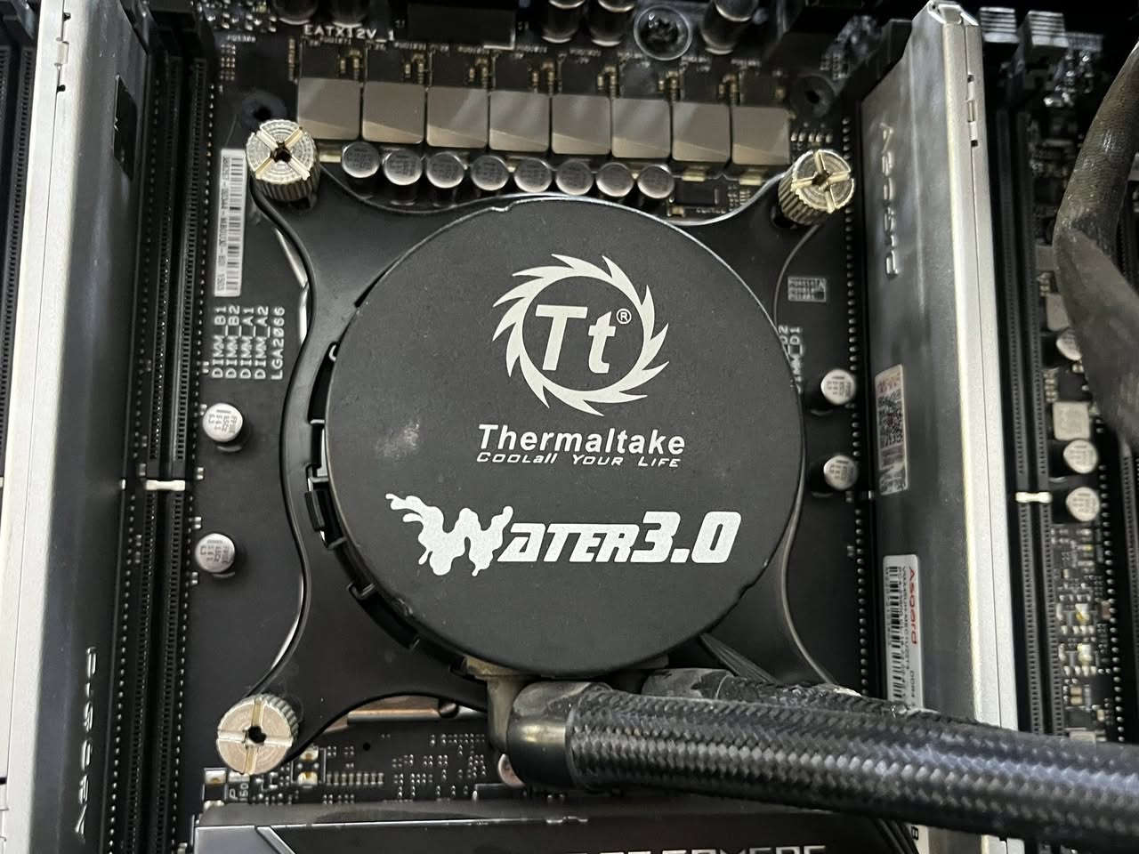 شكد تجيب وياها ماوس اتاك شارك R1 
وكيبورد 
 

للبيع: تجميعة Gaming و Workstation بمواصفات "وحش" وأداء مستقر 🚀
تجميعة احترافية جداً، نظيفة ومناسبة للألعاب الثقيلة (Ray Tracing) وأعمال المونتاج والرندرة، بمواصفات مختارة بعناية:
المواصفات التقنية:
• المعالج (CPU): Intel Core i7-9800X. معالج فئة الـ X-Series بـ 8 أنوية و 16 مسار، أداء جبار في المهام المتعددة.
• كرت الشاشة (GPU): NVIDIA GeForce RTX 3070 (نسخة EVGA XC3). كرت معروف بقوته في تشغيل أحدث الألعاب على أعلى الإعدادات ودعم الـ DLSS.
• الذاكرة العشوائية (RAM): 32GB DDR4. سعة ضخمة تضمن لك سلاسة تامة في البث المباشر والمونتاج.
• التبريد: تبريد مائي مغلق Thermaltake Water 3.0 لضمان درجات حرارة منخفضة تحت الضغط.
• الكيس (Case): Fractal Design North (النسخة الخشبية). كيس فخم جداً ويتميز بتهوية ممتازة وتصميم عصري يضيف لمسة جمالية لمكتبك.
• التخزين: متوفر هارد 1TB HDD لتخزين البيانات.
مميزات إضافية:
• الجهاز نظيف جداً واستخدامه الشخصي بعناية.
• القطع متوافقة تماماً ولا يوجد أي "عنق زجاجة" (Bottleneck) في الأداء.
• شعار ROG (Republic of Gamers) يزين الواجهة مع إضاءة RGB هادئة وجميل


**إذا كنت صاحب هذا الإعلان وتريد حذفه لأي سبب، رجاءا أرسل رسالة إلى الدعم الفني**