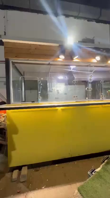 سلام عليكم كرفان مطعم  مغلف من الداخل جگر بليت فافون للجدران هود مترتين ستيل مع الدكتات مساحتة 2*4  باب خلفي سلايد ثلاث جهات جام مسكرت 10 ملم للتواصل خاص 
***********
