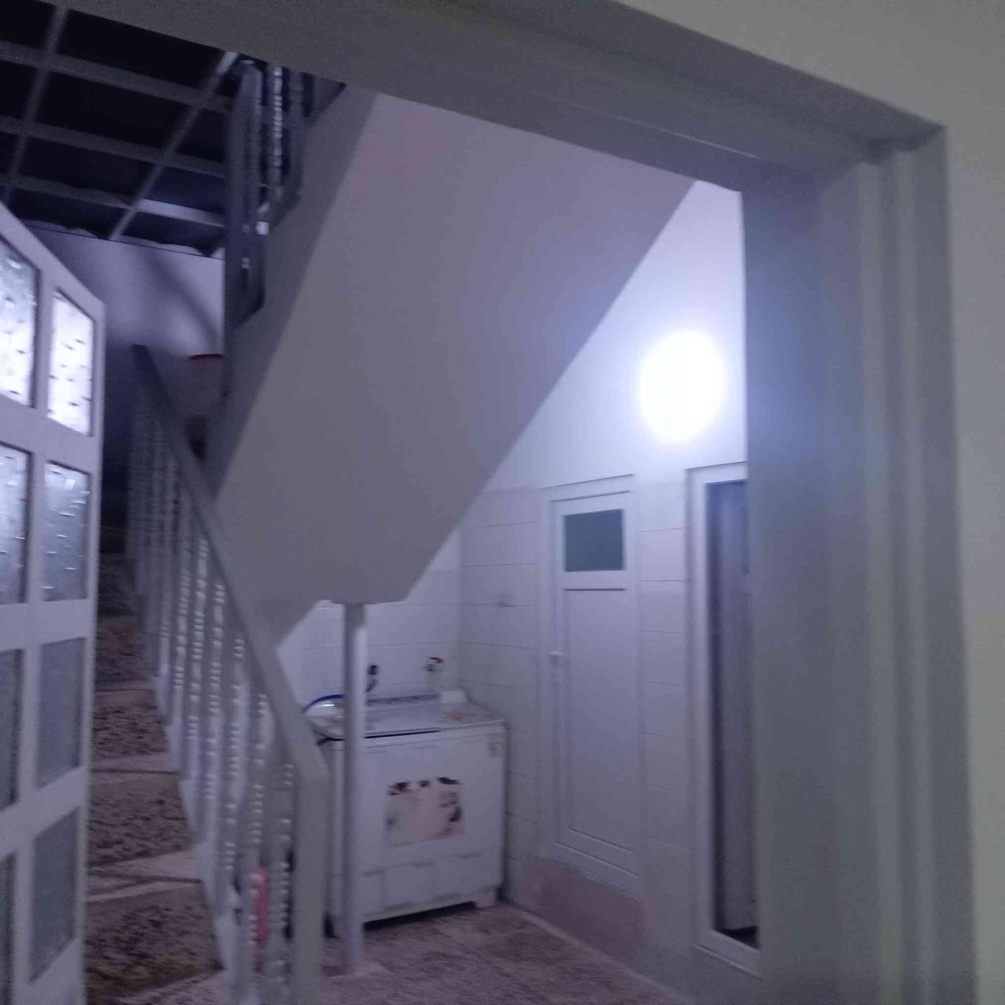 فرۆشتنی خێرا
ئەم خانووە بۆ فرۆشتن لە گەڕەکی بەکرەجۆ
ڕووبەری خانووەکە 200 مەتری 10 بە 20
ڕووی ڕۆژهەڵاتە 
زۆر  نزیکە لەشەقامی گشتی و لەباخچە
خانووەکە پێکهاتووە لە دوو نهۆم
نهۆمی یەکەم بریتیە لە میوان و مەتبەخ و مساعید هۆڵ و نوستن و موشتەمەلات
قاتی دووەم بریتیە لە میوان و مەتبەخ و هۆڵ و دوو نوستن و موشتەمەلات
نرخی ئەم خانووە 9 دەفتەرو 60  وەرەقەیە بۆ زانیاری زیاتر پەیوەندی بکەن بە نووسینگەی نوێ بوونەوە 
***********
