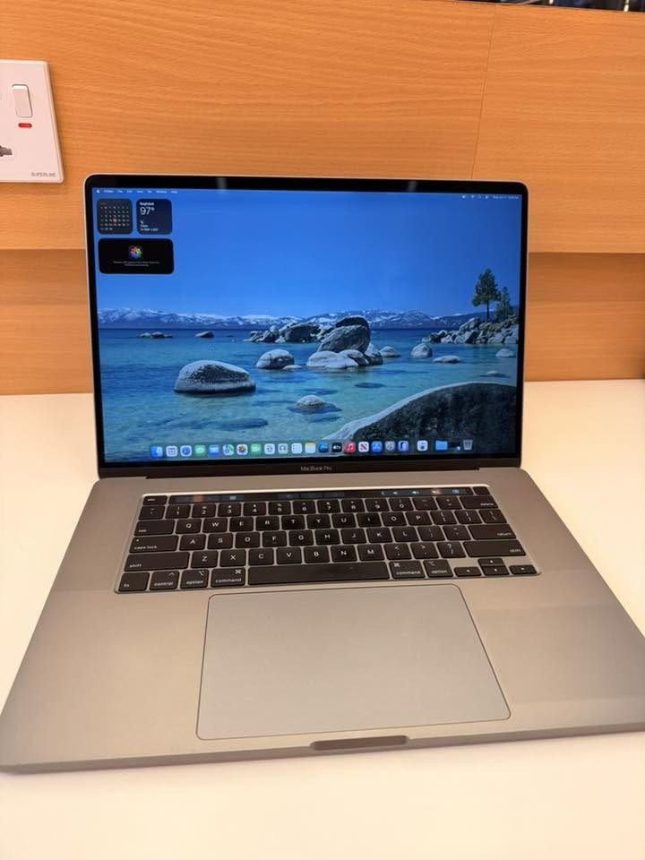 السلام عليكم ورحمة الله وبركاته
MacBook Pro 16-inch (2019) 

مواصفات 
• Intel Core i7 6-Core Processor @ 2.6GHz
• 16GB 2666MHz DDR4 RAM
• 512GB High-Speed SSD
• AMD Radeon Pro 5300M 4GB Dedicated Graphics
• 16-inch Retina Display
• Battery Cycle Count: 540

الحالة
الجهاز بحالة ممتازة جداً ونظيف للغاية، كامل مكمل من جميع النواحي، خالٍ من أي عطل أو ملاحظة، ولم يتم فتحه أو إدخاله للصيانة سابقاً. جاهز للاستخدام مباشرة

للطلب والاستفسار يرجى مراسلتنا


**إذا كنت صاحب هذا الإعلان وتريد حذفه لأي سبب، رجاءا أرسل رسالة إلى الدعم الفني**