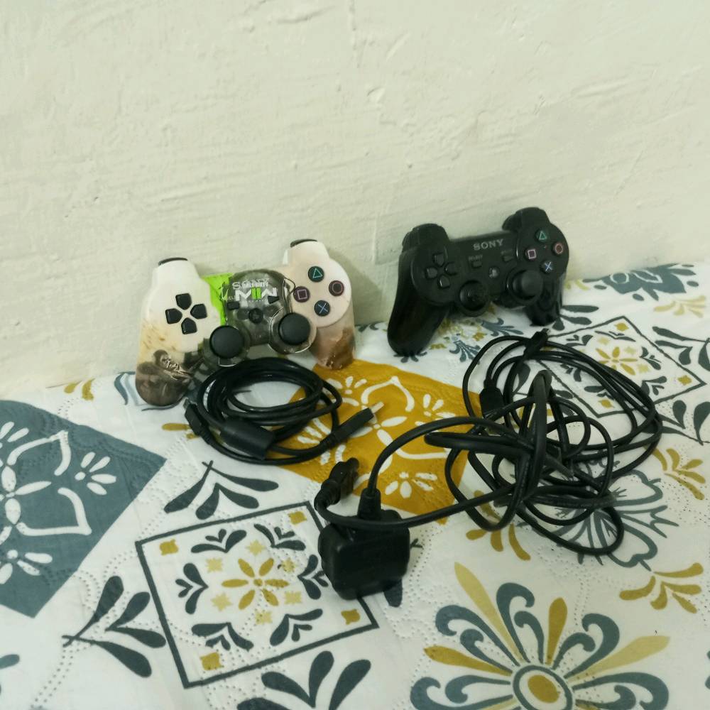 سلام عليكم بلي 3 سلم مهكر مع ملحقاته الموجوده بالصوره بي 11 لعبه أو 10 والعاب معروفه