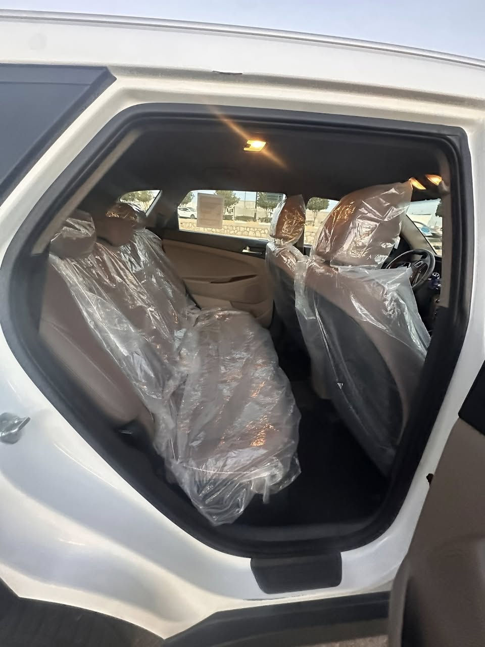 ---

🚗 للبيع هيونداي توسان 2020 - فول 1/1 عدا البانوراما 🚗

اللون: أبيض | الممشى: 128,000 كم  
الرقم: بغداد | المكان: الرمادي

المواصفات:
فول واحد على واحد عدا البانوراما

رادارات أمامية + حساسات
تحكمات ستيرنج كاملة
شحن لاسلكي
شاير مرايا + شاير شفط
ليدات كاملة أمامي وخلفي
جنوط رياضية وكالة

الفحص والحالة:
كفالة عامة من الصبغ والضربة والفتح والتبديل
كفالة حديد: أكفل الشاصي والحديد 100%
فقط الدعامية الأمامية بيها أثر شخوط خفيف، مصلحها ومكحليها ومصبوغها
الدعاميات ما أكفلها، أكفل الحديد فقط
السيارة ما شاء الله ما ناقصها اي شي 
***********
