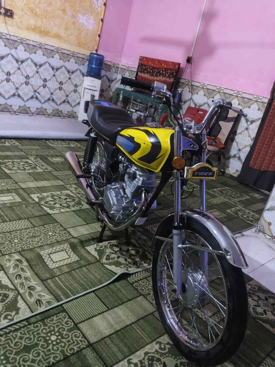 سلام عليكم شباب دراجه للبيع موديل 22سنويه رقم بعدة على  سحك اسعر خاص وهذا رقمي ***********
