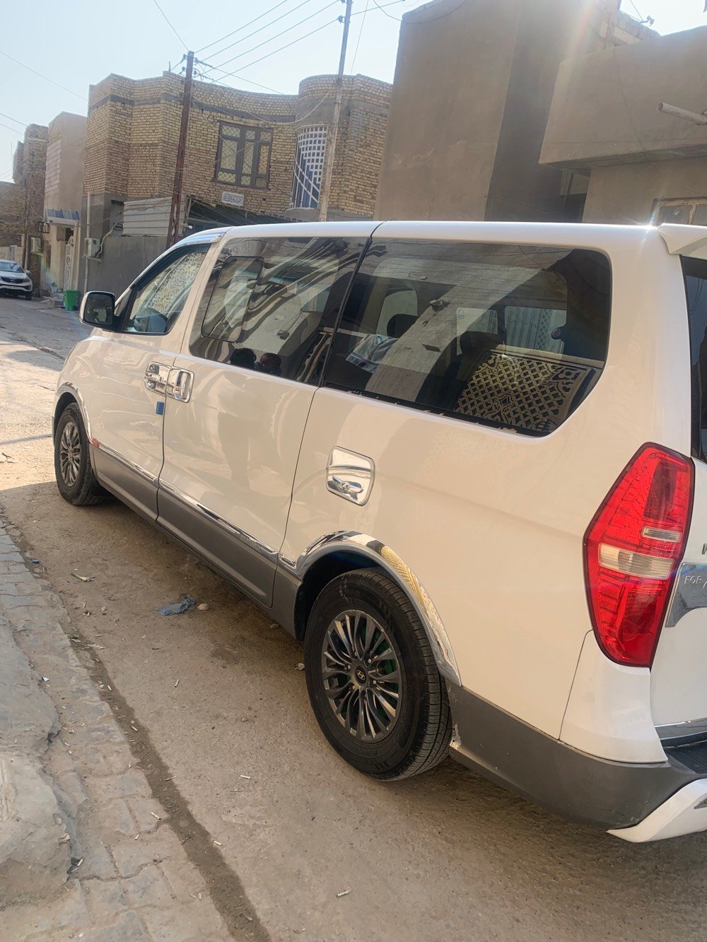 سياره ستاركس موديل 2016 مفتوح جديد سياره شكل جديد بيه صبغ الباب السلايت وجاملع الخلفي بدون معجون مصفره هيه وضريبه وغرامات قبل اسبوع حولت الرقم 