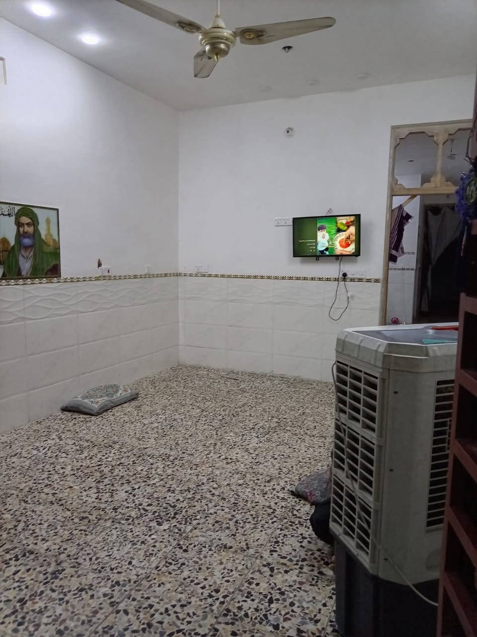 بيت مساحه 72 في مدينه الصدر قطاع 49 خلف الجامع يحتوي على 4غرف نوم الاستقبال مطبخ +صاله مساحه حوش صغيره 3 صحيات ثلاث طوابق بيت طابو ملك مسلح جديد  بس طابق ثالث غرفه ومرر ما مابوخات بناء2026 سعر140  رقم  ***********
