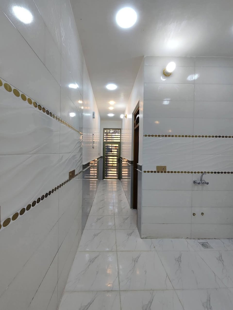 دار ١٠٠م امغربه خلف الشارع العام طابق ونصف غرفتين نوم وصالتين فوك وجوه  واستقبال ومطبخ وصحيات داخليه وخارجيه
***********
