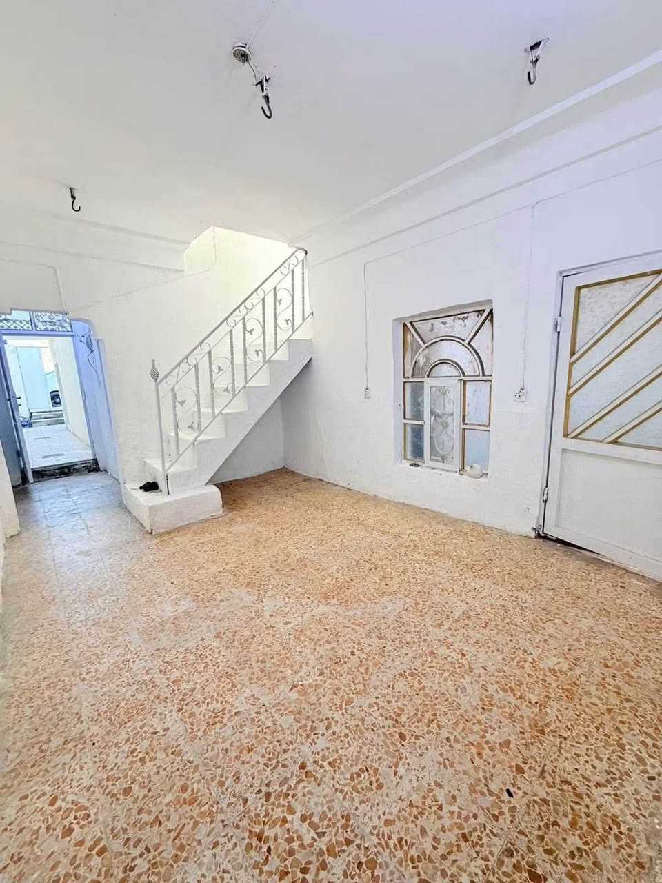 دار للإيجار شارع العسكري في حي ميسان المساحه 100 متر يحتوي على غرفتين وصاله ومطبخ واستقبال وصحيات داخليه وخارجيه شهريا 250 الف دينار للاستفسار الأتصال على الخاص التميز للوساطة العقاريه ***********
