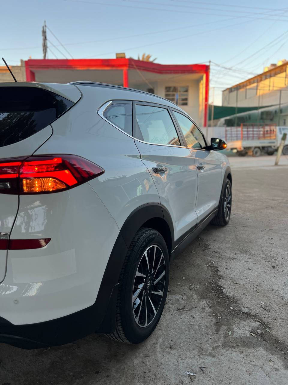 السلام عليكم 
توكسان 2019 خليجي الكاصد
ماشية 57 الف وعالفحص 
وجديدة السيارة وظع الشركة مملعوب ببرغي منها 
بأسمي شرط التحويل 
مكينة 2000
فول مواصفات 1/1
السيارة كفالة عامة عدا رصعة بارد 
ورصعة حصوة بلباب الخلفي الايمن 
سبير منازل 
والسيارة مثل موواظحة كدامك كل التفاصيل والمواصفات 
ب207$ 
مكاني بغداد 
للاتصال..***********
