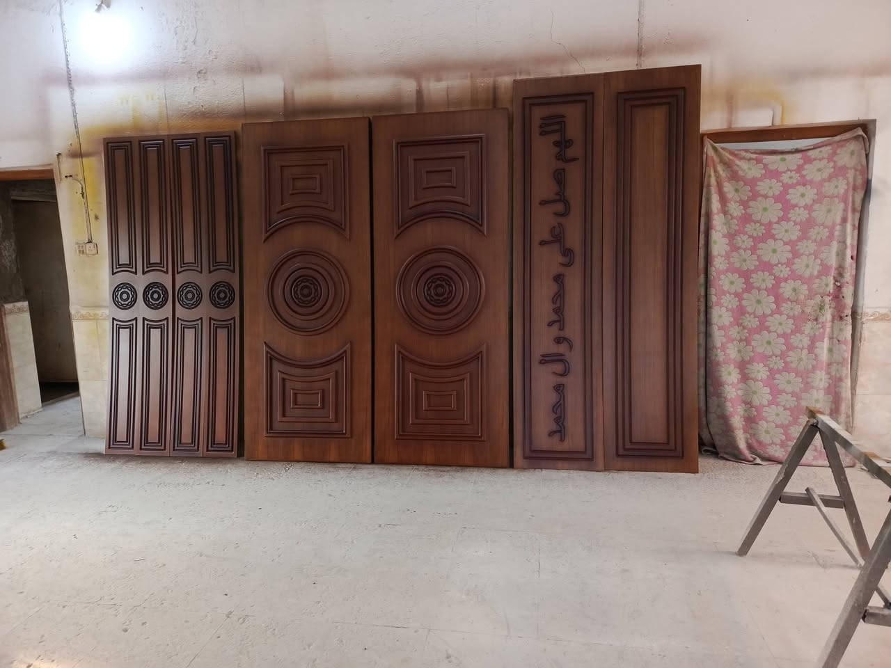 السلام عليكم صباغ خشب مصري موجود في بغداد ***********
