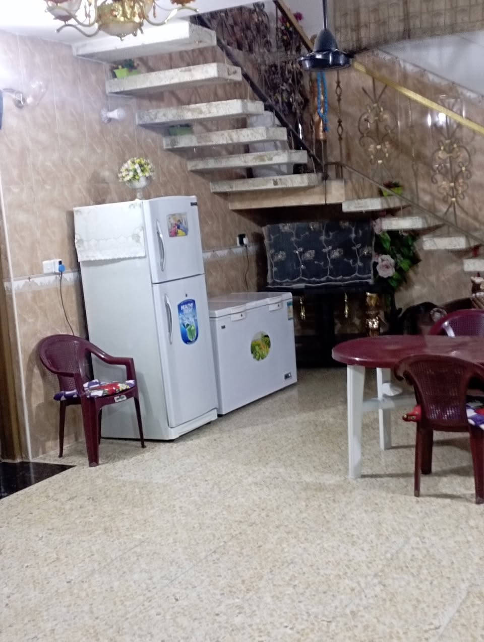دار  طابقين ملك صرف للبيع 📢 
المساحه 320 متر 
الطابق الارضي يحتوي على غرفتين نوم واستقبال وصاله ومطبخ وصحيات داخليه و خارجيه 
الطابق الثاني يحتوى على غرفتين نوم وصاله وصحيات 
خدمات كامله تبليط ومجاري 
البناء طابوك درجه اولئ السقف شيلمان الارضيه كاشي 
علمأ البيت أمامه محرم مايقارب 300متر تابع للبيت 🫰
العنوان الهاشميه حي العسكري جهه (حي الباقر )مقابل البزل 
 للاستفسار *********** فايز الجبوري
