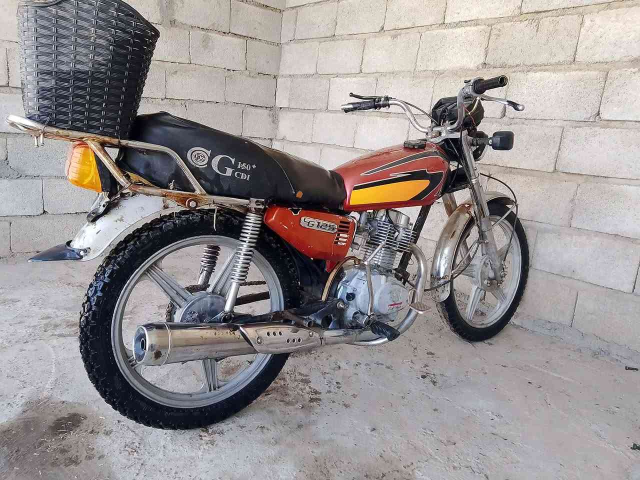 السلام عليكم
موطور للبيع موديل 18
محرك نضيف نشاط فول 
اويال مصطره تاير وره جديد
السعر:200وبي مجال
 للاستفسار:***********
