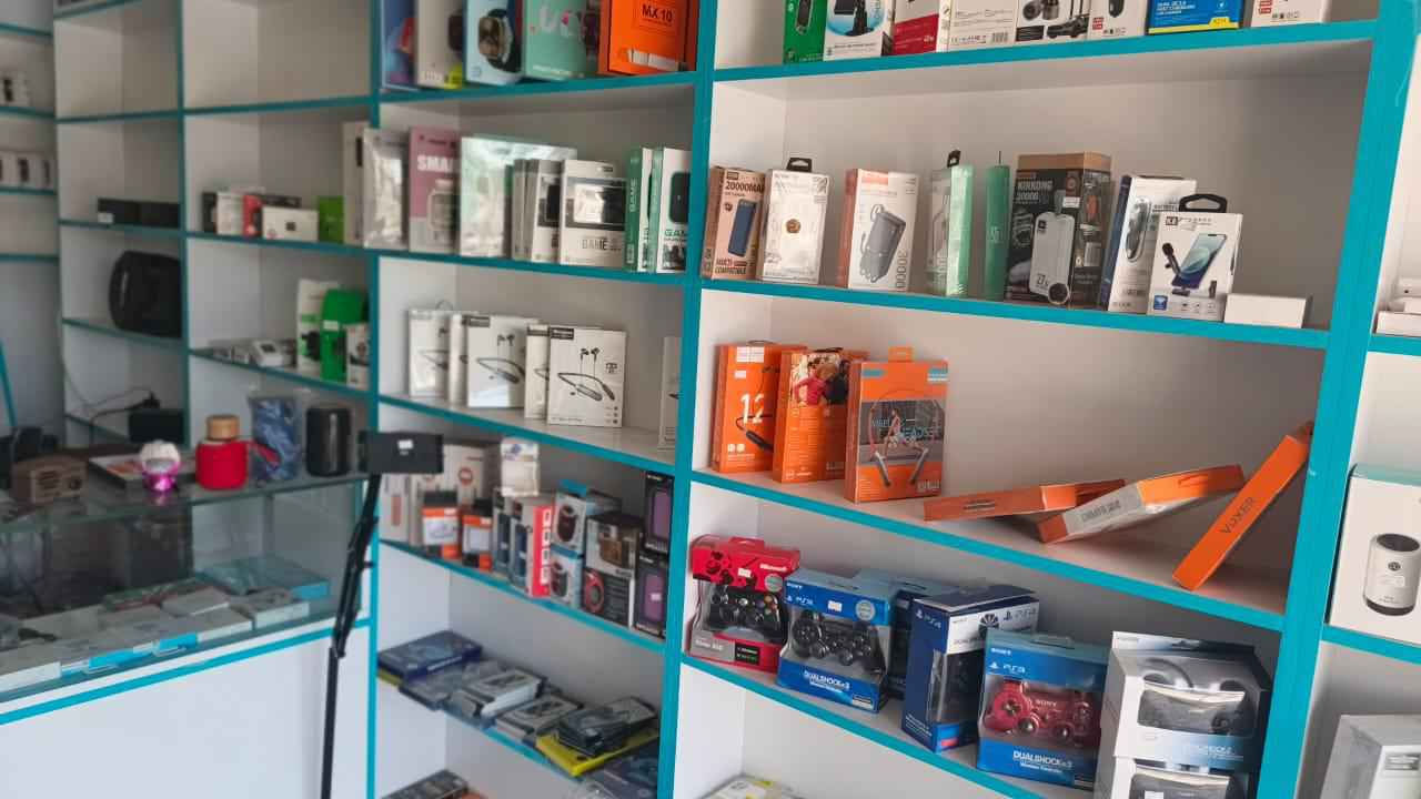 محل موبايلات للبيع 
اجار مدفوع 6 أشهر ليكدام 
كامل مكمل من اكسسوارات وعدة صيانه ومكينه رصيد وغيرهه 
موقع مميز ( حي رمضان - مجاور كلمات المصطفى )
*********** كربلاء, العراق
