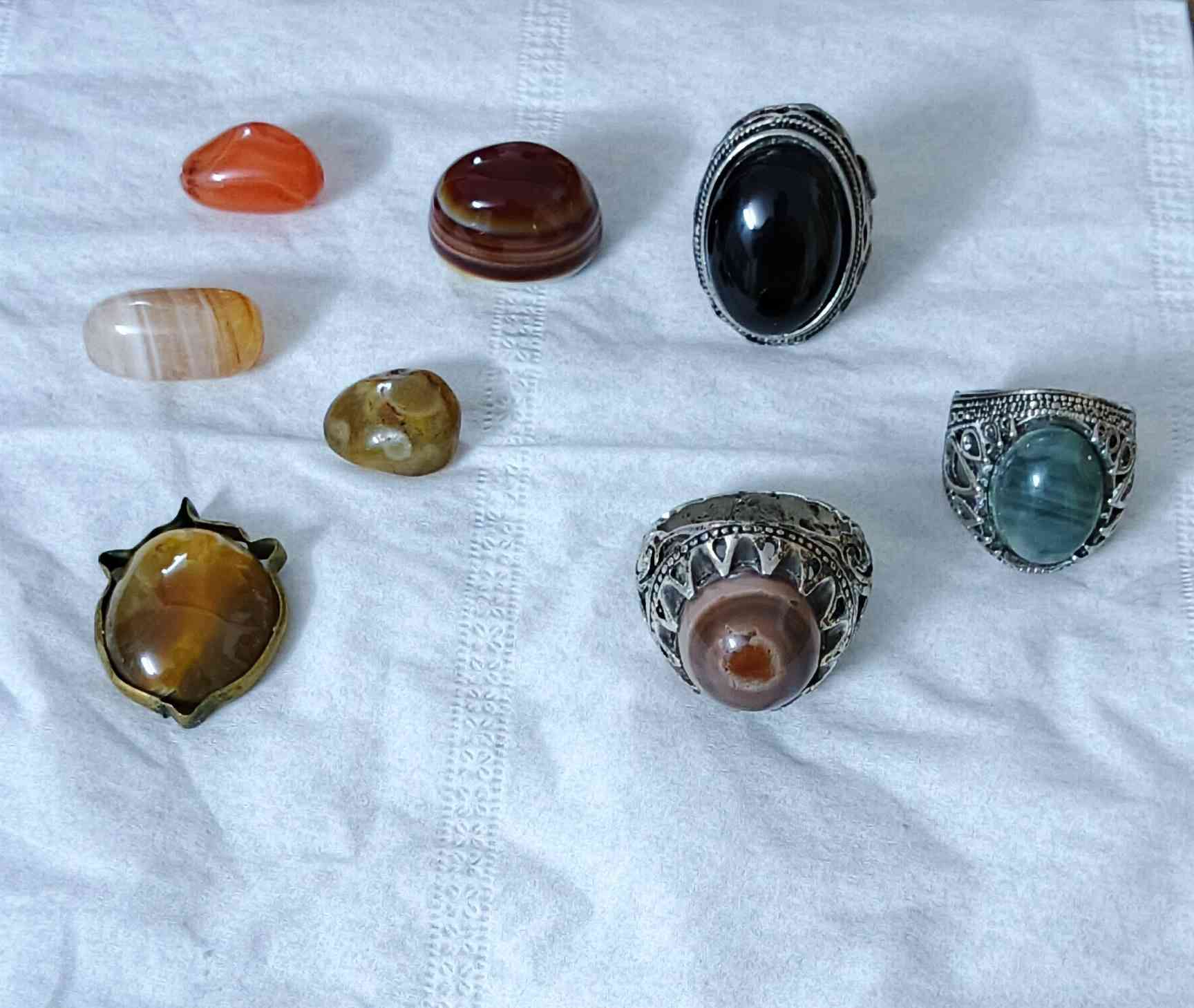 أحجار مع 3 خواتم بيعه وحده قيم بالي يرضي الله 
*********** واتساب
