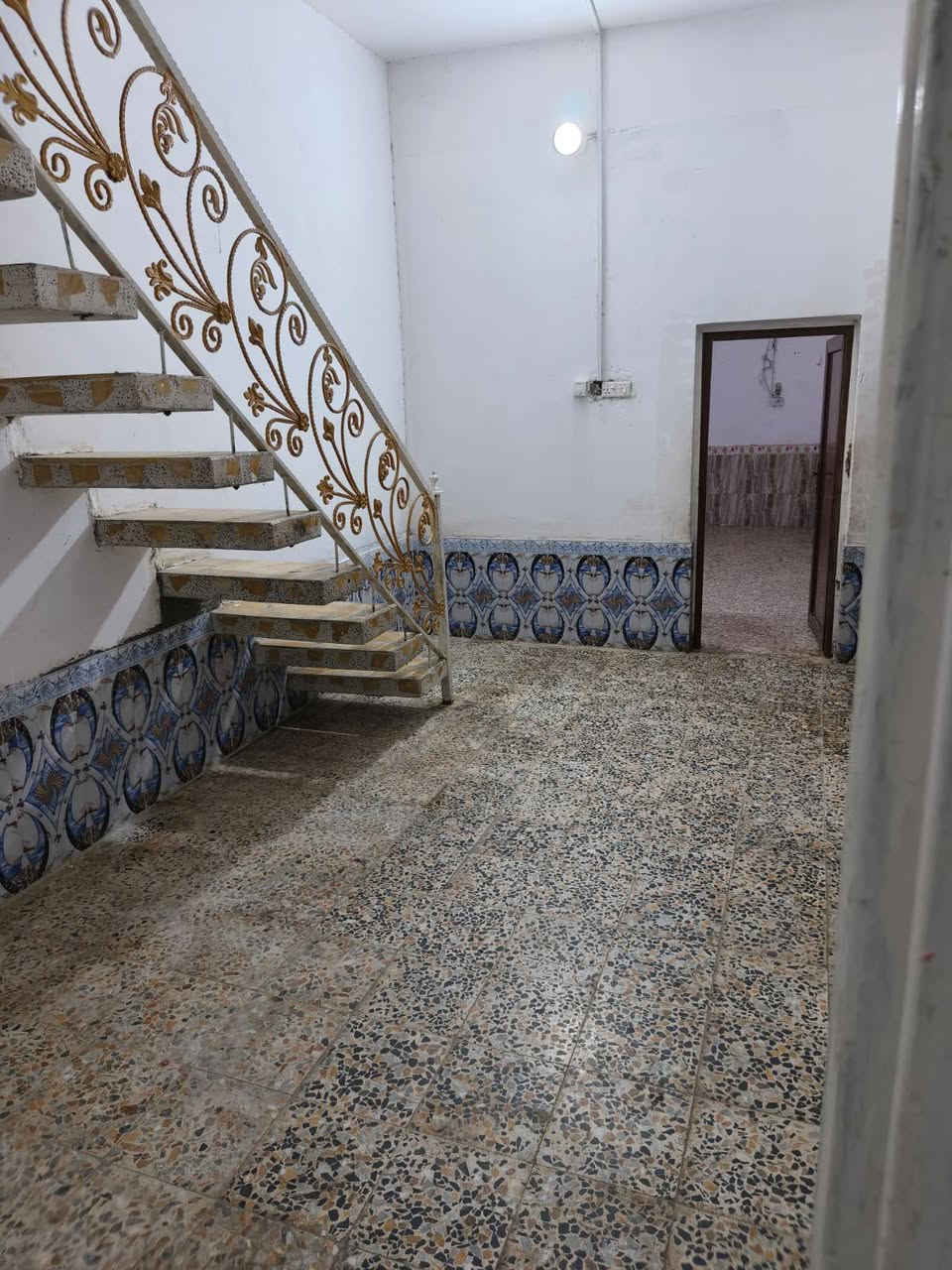 السلام عليكم بيت للأيجار مساحه 150 م يحتوي على غرفتين كبار وديوانيه وصاله ومطبخ وصحيات خارجيه ومنور بيت نضيف جدا على شارع تبليط العنوان حي اور الثانيه للأتصال ***********
