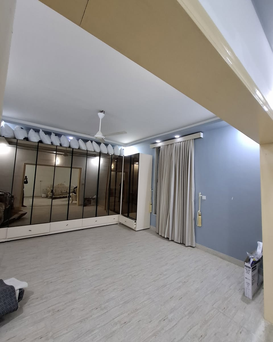 ⚠️السلام عليكم ورحمة الله وبركاتة ⚠️ 
💢 (دارللبيع)🏘
🏩 منطقة حي الصدر 
مساحه:- ٢٠٠متر مقابيل 
يتكون:- من غرفتين وصاله ومطبخ واستقبال وصحيات داخليه وخارجيه 
الطابق الثاني:-غرفتين وصاله وصحيات 
ملاحظه(لاتنسى لايك والمتابعه )
💲لمعرفة تفاصيل او السعر علق (تم)تصلك رسالة بكافة التفاصيل
🔷للاستفسار الاتصال على 
*********** ☎️ 
*********** ☎️ 
*********** 
💢مكتب الحداثة للعقارات والتوسط العقاري 

📌عنوان المكتب : #السماوة حي الصدر شارع النادي الرياضي مجاور  شركة نقليات الوسيط قرب  مطعم الخليج 
▪️https://maps.app.goo.gl/vFx5TztZpnyBGpSv7▪️ 

✅نستقبل جميع العروض والطلبات العقارية ✅
