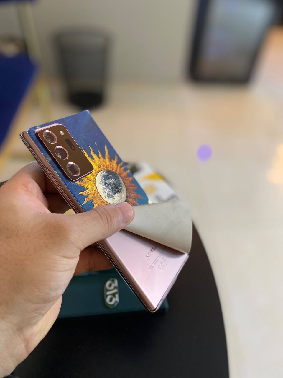 مساء الخير
نوت 20 Ultra  
جهاز نضيف بدون اي تصليح باب اول مال جناي 
ذاكره 256  رام 8
كامراته معروفه غني عن التعريف 
الجهاز خطين  
لمعرفة السعر مراسله عل خاص او الاتصال بالرقم 
***********
