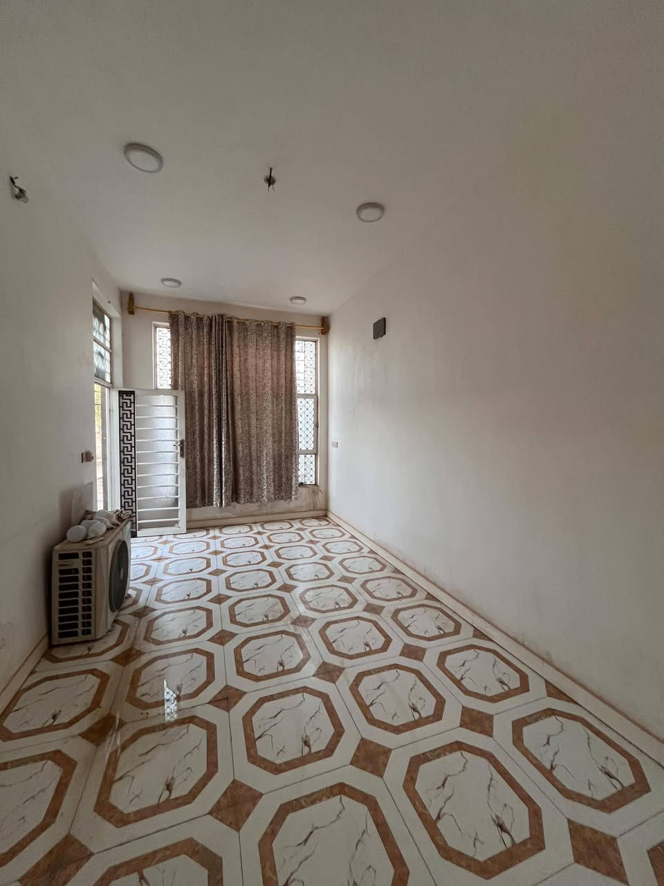 🏡دار للبيع مع قطعة ارض🏡
المساحة الكلية(280) مساحة البيت/140
✅ #طابو_صرف

الموقع: الحيرة_حي الحسين

مواصفات البناء:
غرفة نوم وصاله ومطبخ واستقبال حمامات داخليه وخارجيه وكراج 
بناء مرتب (أساس + سقف كونكريت + طابوق) 

للاستفسار اتصال
***********
