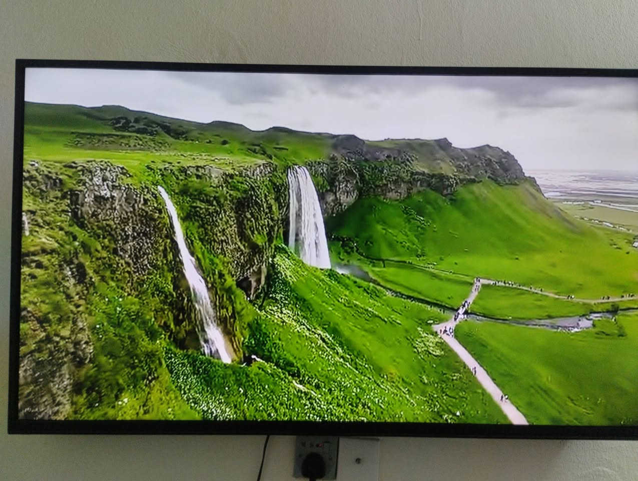 السلام عليكم شاشه حجم 58 نت فول نت دقه 4k  البيع السعر 250 وبيهه مجال بسيط الشراي مكاني ناحيه العباره الشراي يتصل ***********
