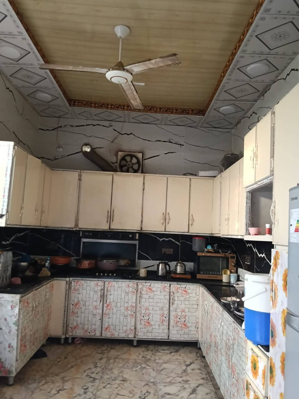 بيت للبيع مساحه 100 ركن ثلاث طوابق 6 غرف نوم صالتين استقبال 4 صحيات بناء طابوق كونكريت درجه اولى سنه 2023 السعر 115 +مطلوب اسكان 67 تسديد المبلغ الكلي 182 كل شهر 320 الف للمصرف يتحول عالمشتري العنوان حي اريدو قرب مدرسه صانع النصر للأستفسار *********** مكتب البدري للعقار
