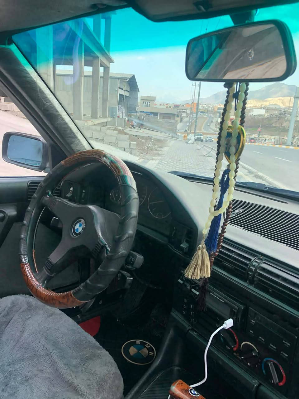 Bmw  525 فول مواسه فات 
مؤديل 1994
مكينه ٢٥  گيرتؤماتيك
منفيست اسلي يبراهم غليل
سلايت   ٤جام كاره با قفل مركزي
ABSته بريد ساردو گرم
حام بؤياغ  له سر ساغه
چوار تايه و ويلي لؤك  
گؤرينه وه ش ده كه م له سه ر دل گرتن
شوين سؤران 
ژماره ي موبايل *********** أربيل, العراق
