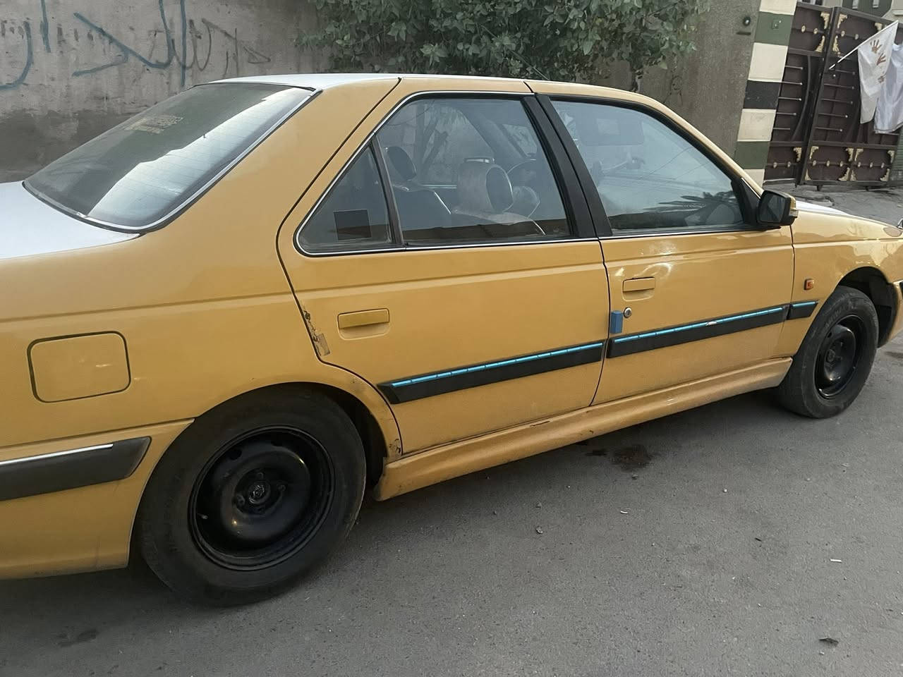 سلام عليكم مرخصت الدمن المحترم بيجو بارص بابل مديل 15 سيارة  نضيفه وخير من الله بس بيهة 2ضربتين مشرات بل صور مصفره هيئه وغرامه السعر 48وبيهة مجال للطيبين بسمي يعني كبل تحويل الرقم.                      *********** وبي وتساب
