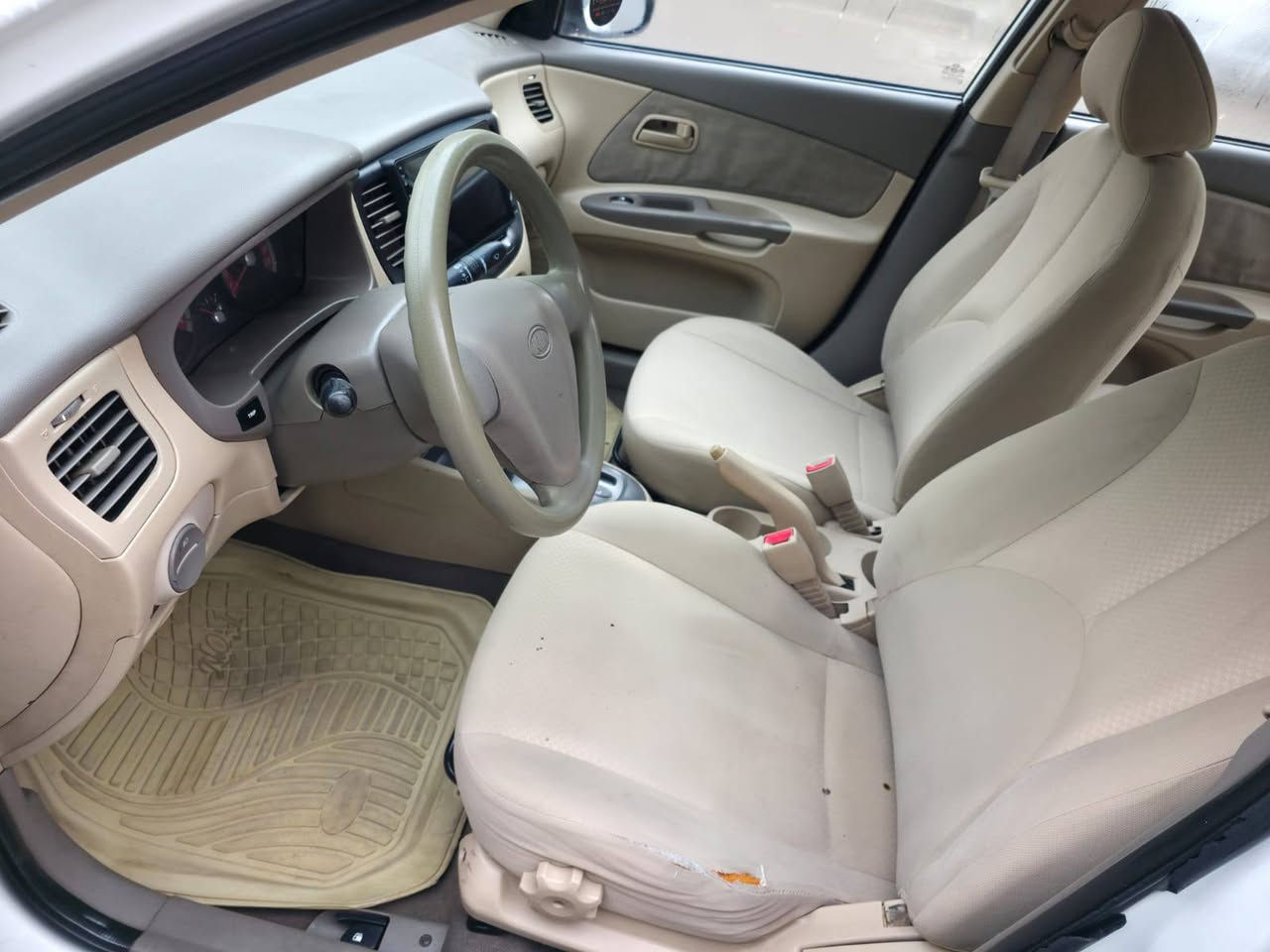 السلام عليكم 
ريو موديل 12 خليجي 
محرك 1600 كير اوتو  ضمان دولية 
لمكينه كير جدد صدر امامي خلفي جديد تبريد ثلج تدفئه تايرات جديد
 شاشه اندرويد كامره خلفيه اشاير بلمري جام كهرباء بيه جاملغ سايق مضروب ومبدل نفس اللون وباقي سياره موضحه بسونار رقم اربيل تحويل ثاني يوم  السعر 87 وبيه مجال بسيط للاستفسار   ***********
مكان سياره بغداد حي تجار بغداد, العراق
